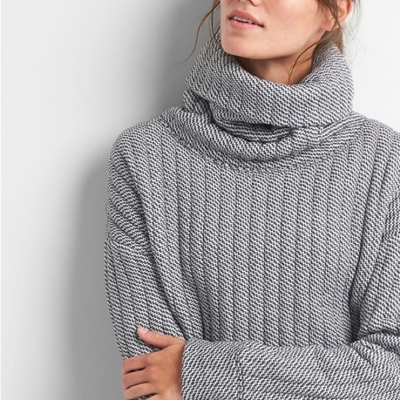 GapFit gWarm cable quilt turtleneck - Picture 1 of 5